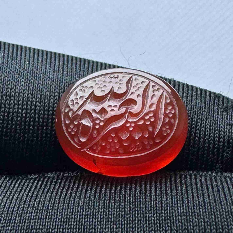 حجر عقيق احمر منقوش