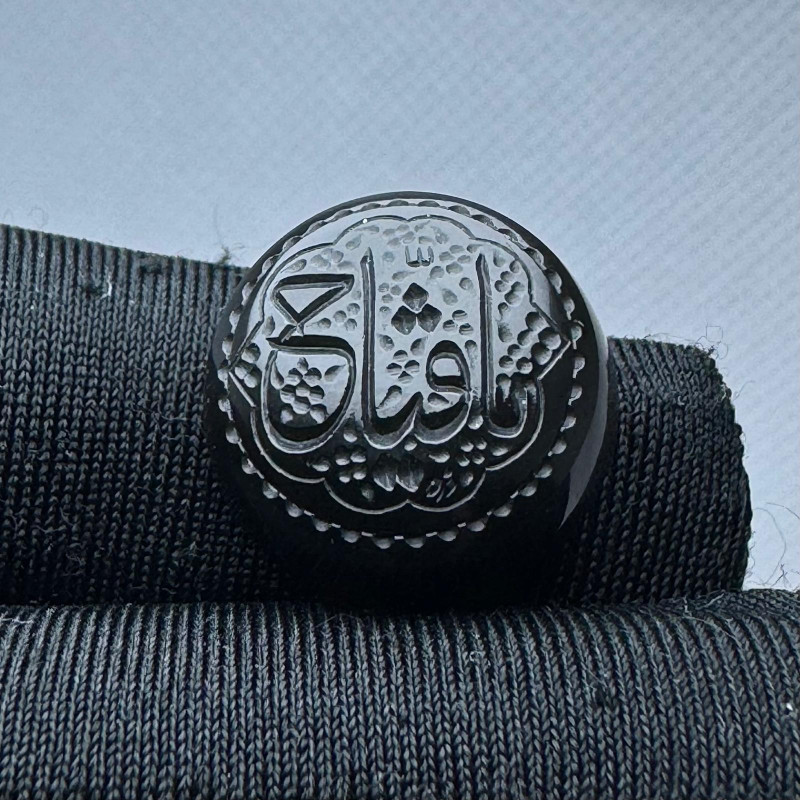 حجر عقيق يماني منقوش