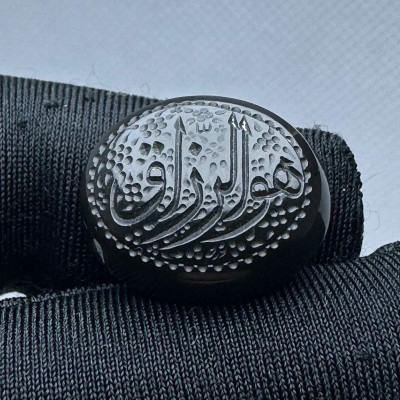 حجر عقيق يماني منقوش