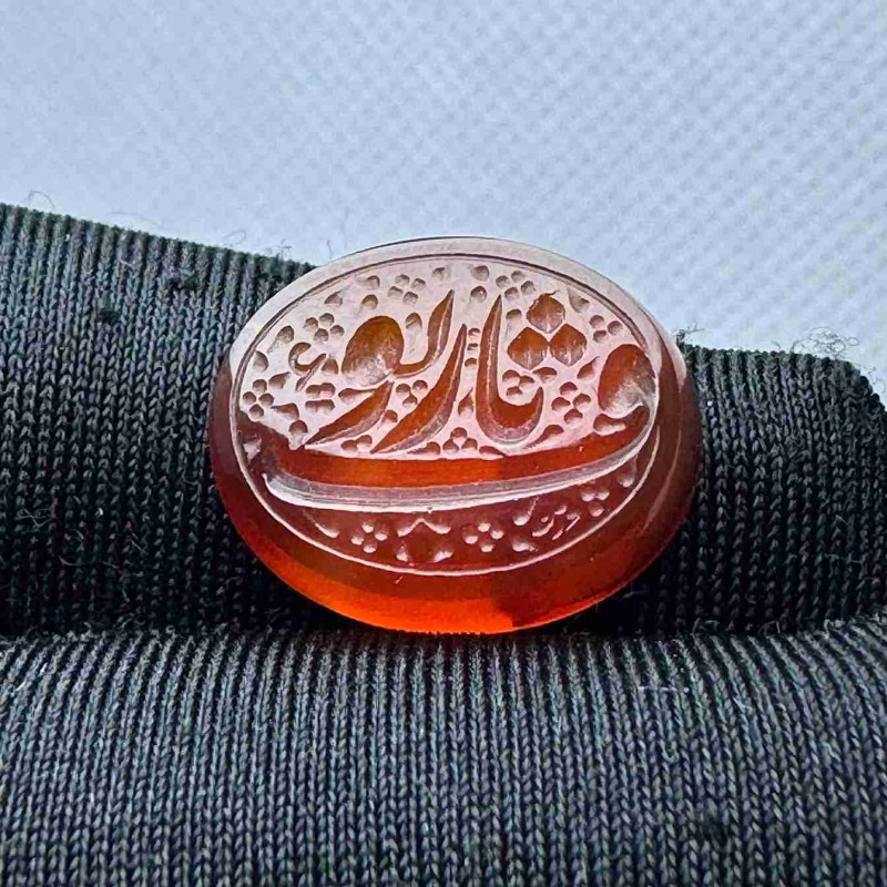 حجر عقيق احمر منقوش